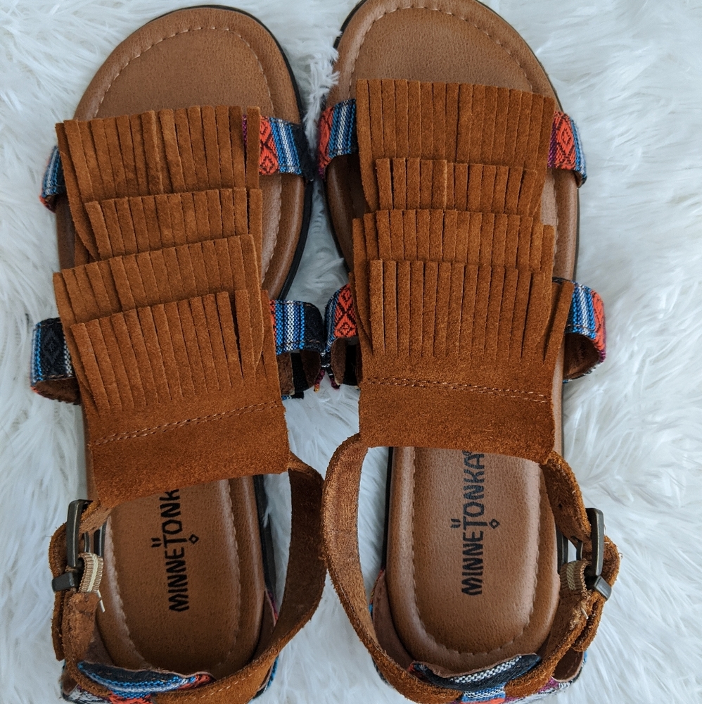 Minnetonka sandals size 7